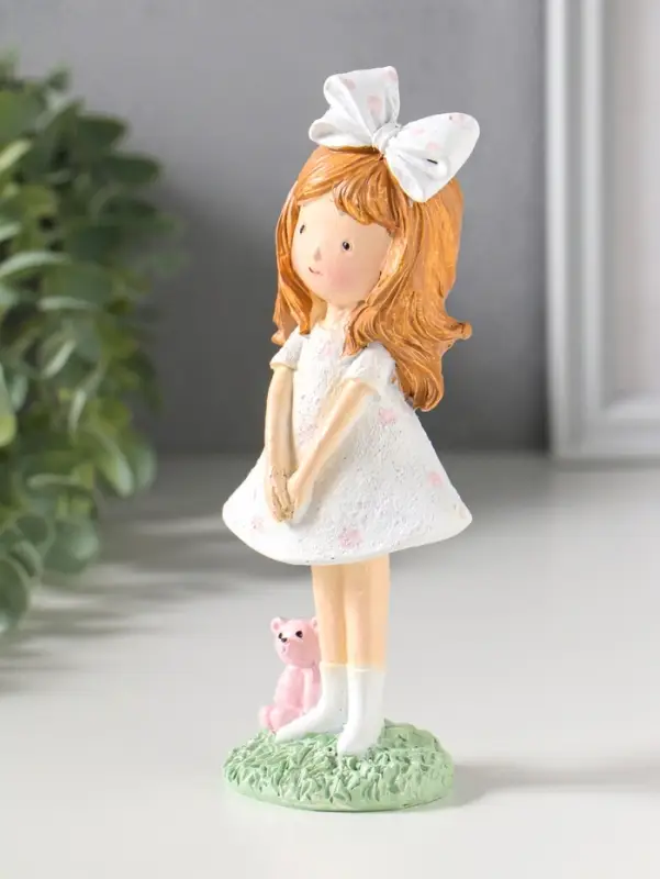 Сувенир полистоун "Малышка в платье в горох, с бантом в волосах, с мишкой" 6,5х4,5х16,8 см   1092990