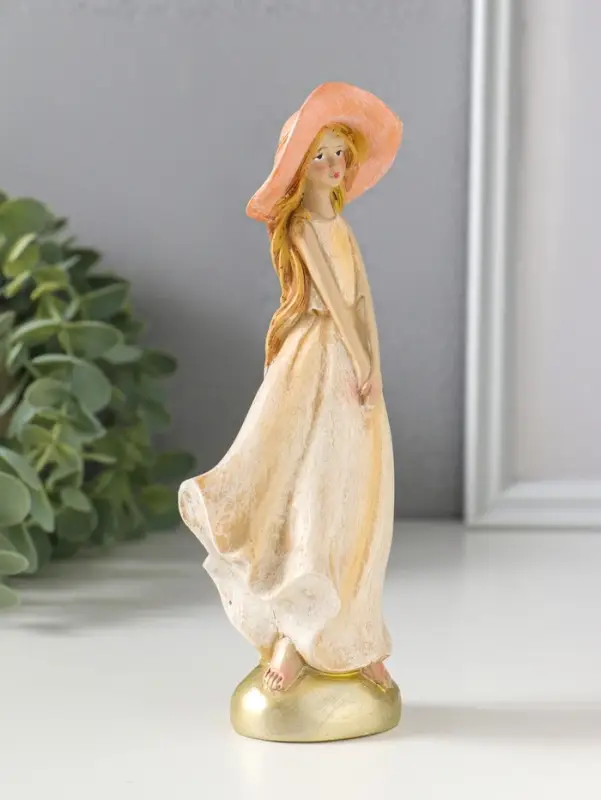 Сувенир полистоун "Девочка в широкополой шляпке" 6х4,2х16,5 см