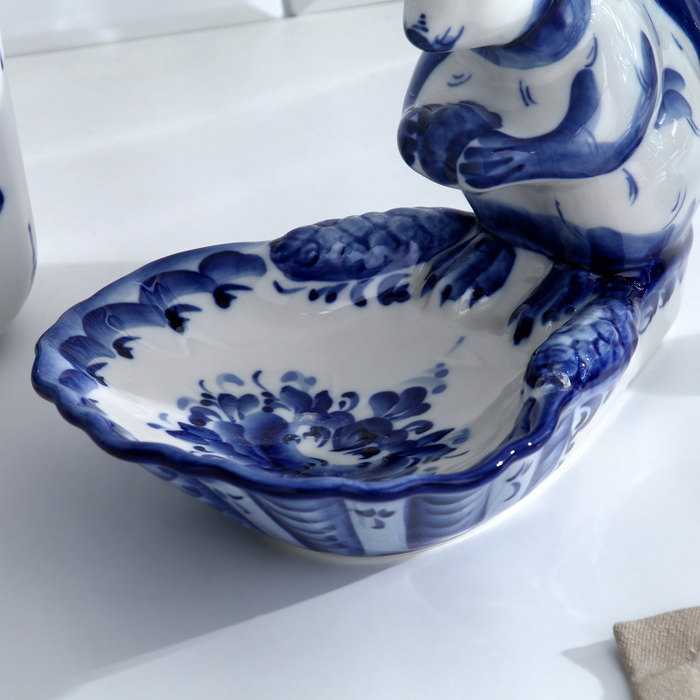 Орешница «Белочка», 23,5х16 см, гжель Орешница «Белочка», 23,5х16 см, гжель