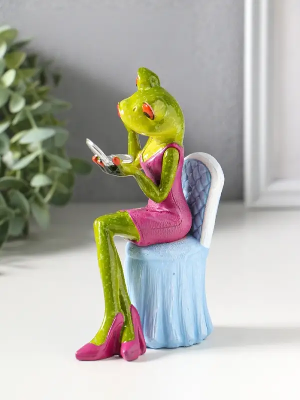 Сувенир полистоун лак "Лягуха в розовом платье наводит марафет" 8,5х8,5х14,8 см