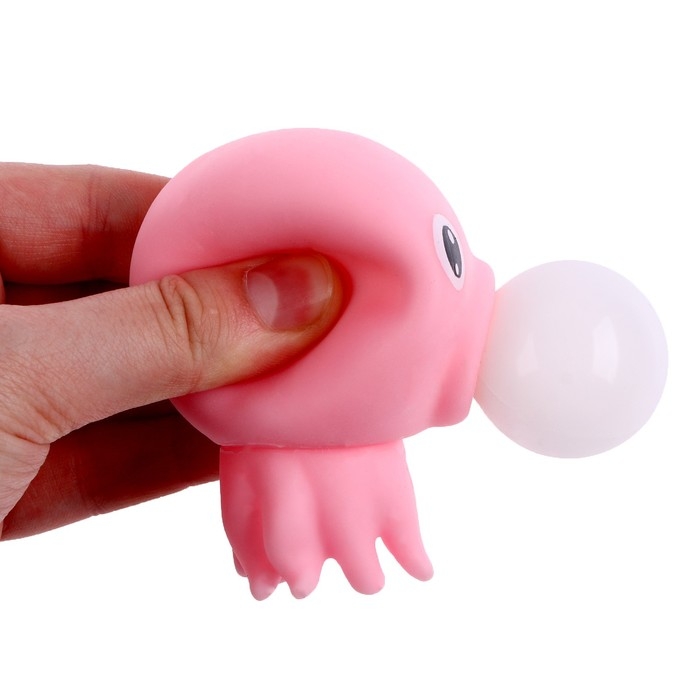 Мялка «Осьминог» надувает шарик Мялка «Осьминог» надувает шарик