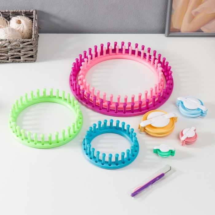 Набор устройств для вязания 4 шт d=13, 18, 23 и 28 см+4 инструмента д/изготовления помпонов Набор устройств для вязания 4 шт d=13, 18, 23 и 28 см+4 инструмента д/изготовления помпонов