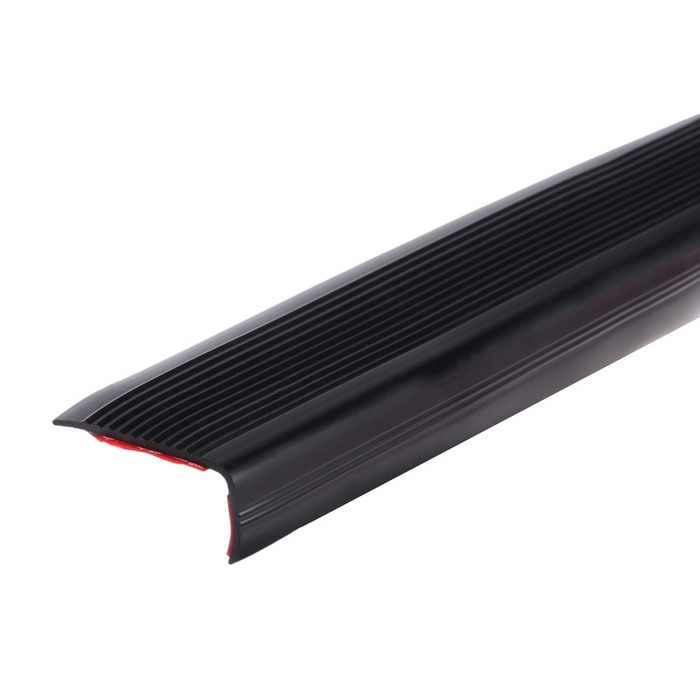 Накладка антискользящая на ступеньки угловая, 1м, черная Накладка антискользящая на ступеньки угловая, 1м, черная