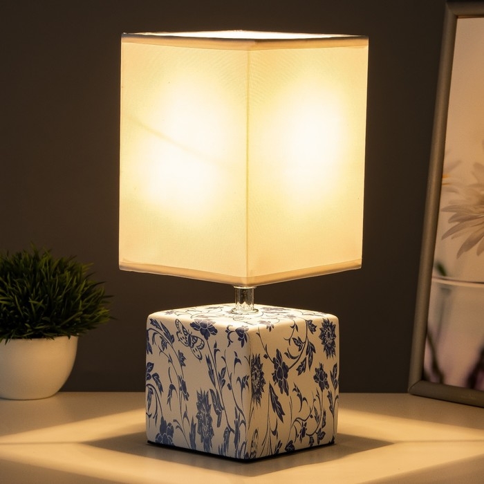 Настольная лампа Настольная лампа "Сафари" Е27 40Вт бело-фиолетовый 12,5х12,5х29 см RISALUX