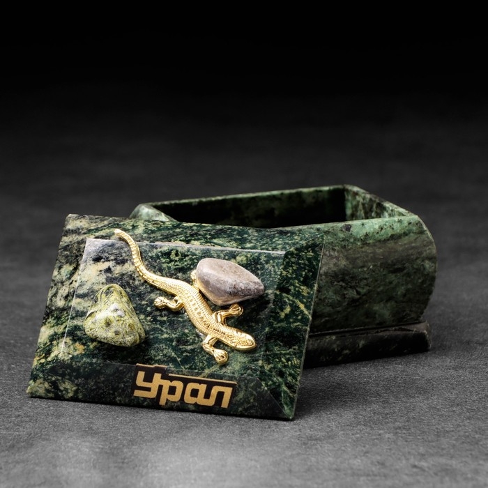 Шкатулка Шкатулка "Урал" прямоугольная, змеевик, с декоративным камнем, 7,5х5,5х5,5 см