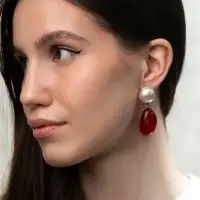 Серьги акрил с жемчугом &laquo;Капля&raquo;, бордово-белые в золоте