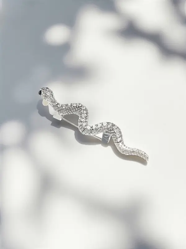 Брошь &laquo;Змейка&raquo;, белая в серебре
