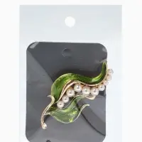 Брошь "Стручок гороха", цвет бело-зелёный в золоте