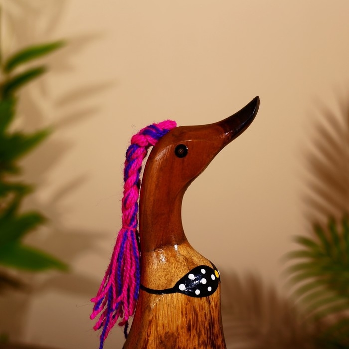 Сувенир "Утка на пляже " дерево 25 см