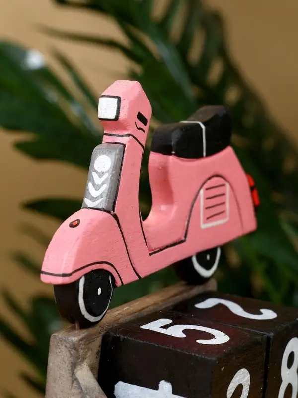 Календарь настольный Календарь настольный "Мопед" дерево 11х5х14 см, розовый