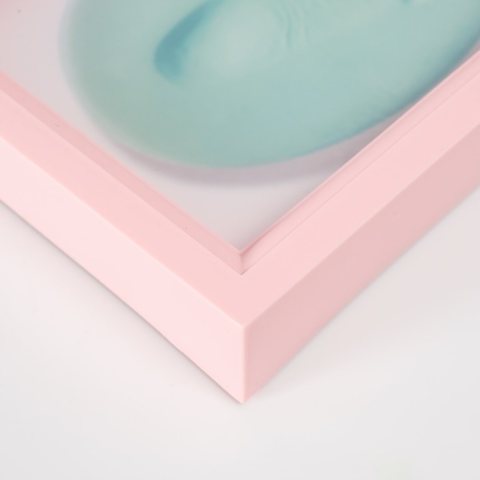 Фоторамка пластик 13х18 см с полим.глиной Фоторамка пластик 13х18 см с полим.глиной "Отпечаток ладошки и ножки" розовая 20,5х46,5 см