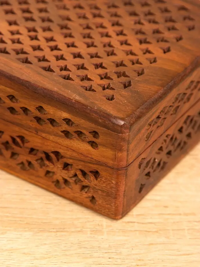 Шкатулка резная "Холи" 18х13х6 см, дерево шишам Шкатулка резная "Холи" 18х13х6 см, дерево шишам