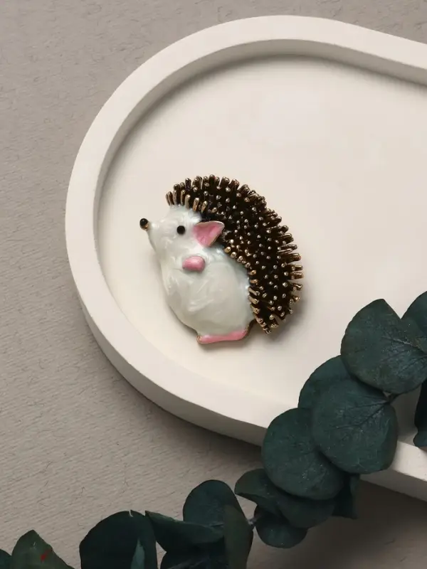 Брошь-кулон &laquo;Ёжик мечтатель&raquo;, белый, розовая в чернёном в золоте