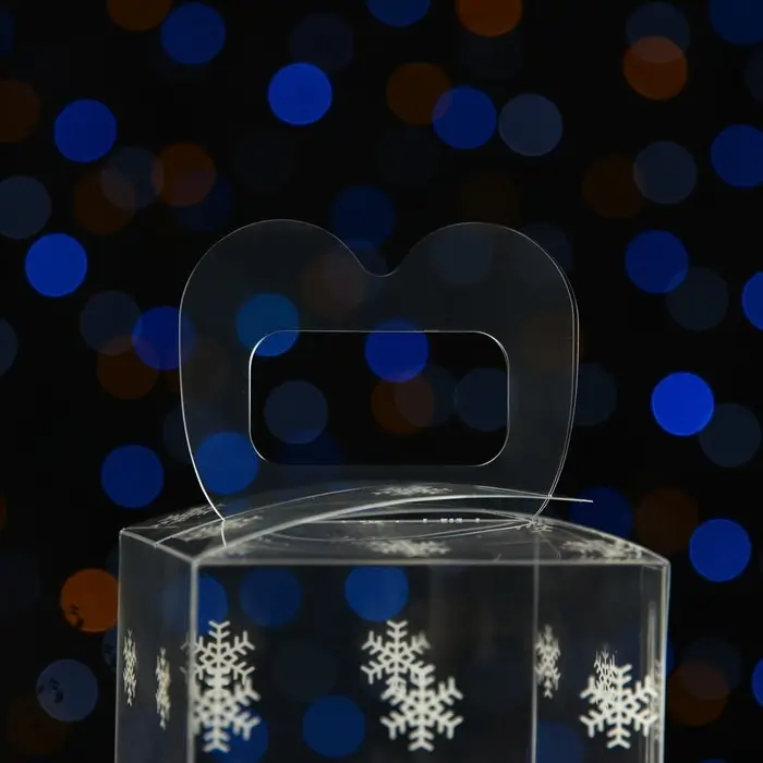 Коробка подарочная новогодняя складная ПВХ «Снежинки» 6×6×10 см Коробка подарочная новогодняя складная ПВХ «Снежинки» 6×6×10 см