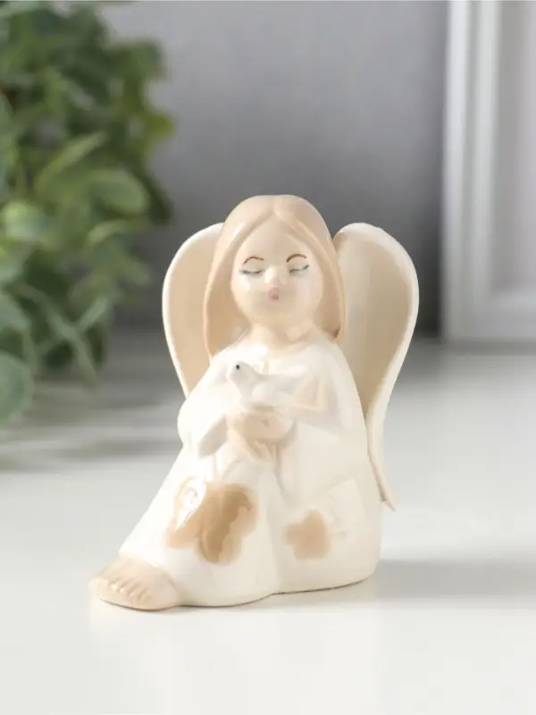 Сувенир керамика "Девочка-ангел в платье с бабочками, с голубем на руке" 7х5,4х7,8 см