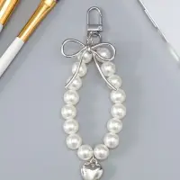 Брелок на карабине "Жемчужная нить с сердцем и бантом" серебристо-белый 13х3х1 см