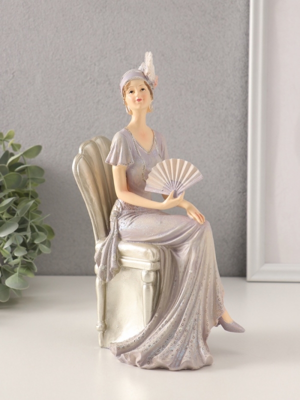 Сувенир полистоун  Сувенир полистоун "Мадмуазель Элиза в сиреневом платье с веером, в кресле" 13х9х25 см