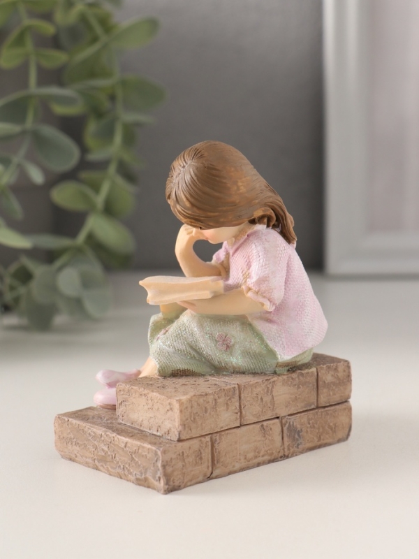 Сувенир полистоун  Сувенир полистоун "Малышка читает на лесенках" розово-зелёный 7х5х8,5 см