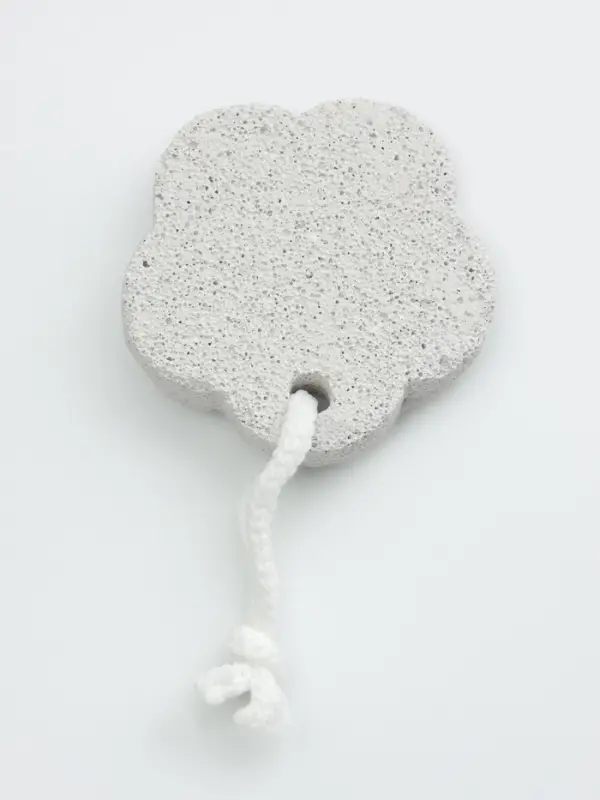 Пемза для педикюра «Цветок», с подвесом, 7.5×7.5 см, в коробке, белая