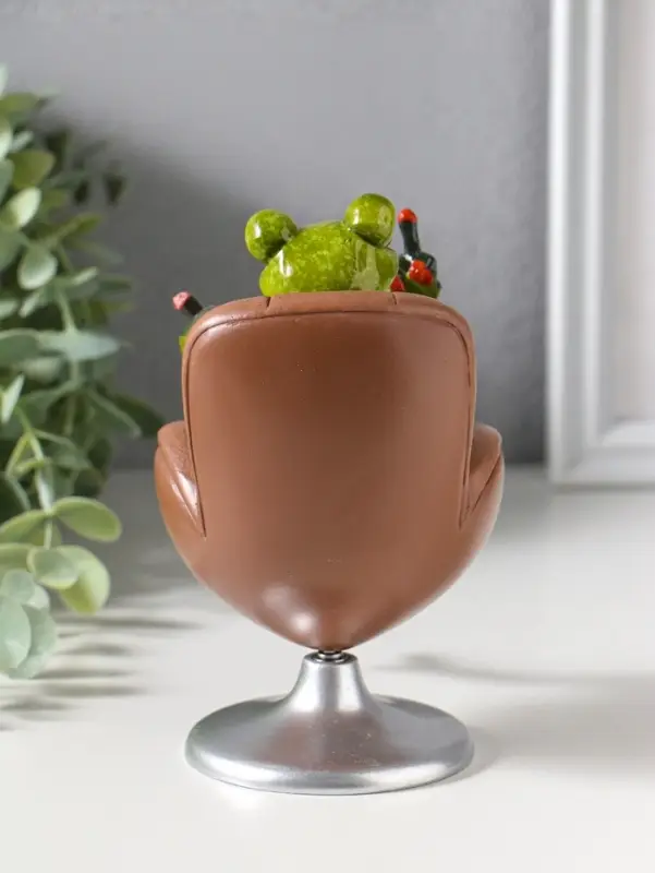 Сувенир полистоун лак "Лягуха показывает средний палец, в кресле" крутится 13х8,7х14 см