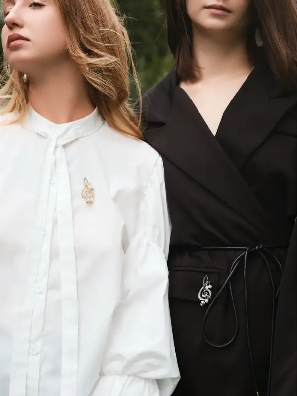 Брошь &laquo;Скрипичный ключ с жемчужными нотками&raquo;, белая в серебре