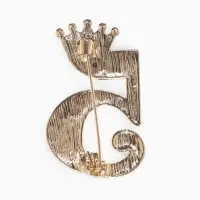Брошь &laquo;Пятёрка с короной&raquo;, белая в золоте