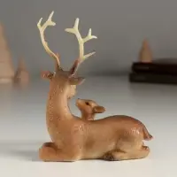 Фигурка полистоун «Олень с оленёнком», 10.5×6×12.5 см