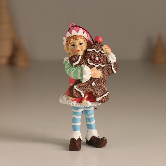 Сувенир полистоун подвеска  Сувенир полистоун подвеска "Новогодний эльф с имбирной печенкой" 6х4х10,5 см