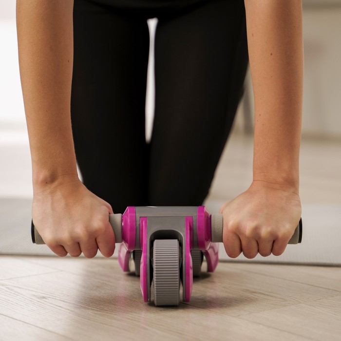 Ролик для пресса ONLYTOP, 33х24х24 см, с ковриком, цвет серый/розовый Ролик для пресса ONLYTOP, 33х24х24 см, с ковриком, цвет серый/розовый