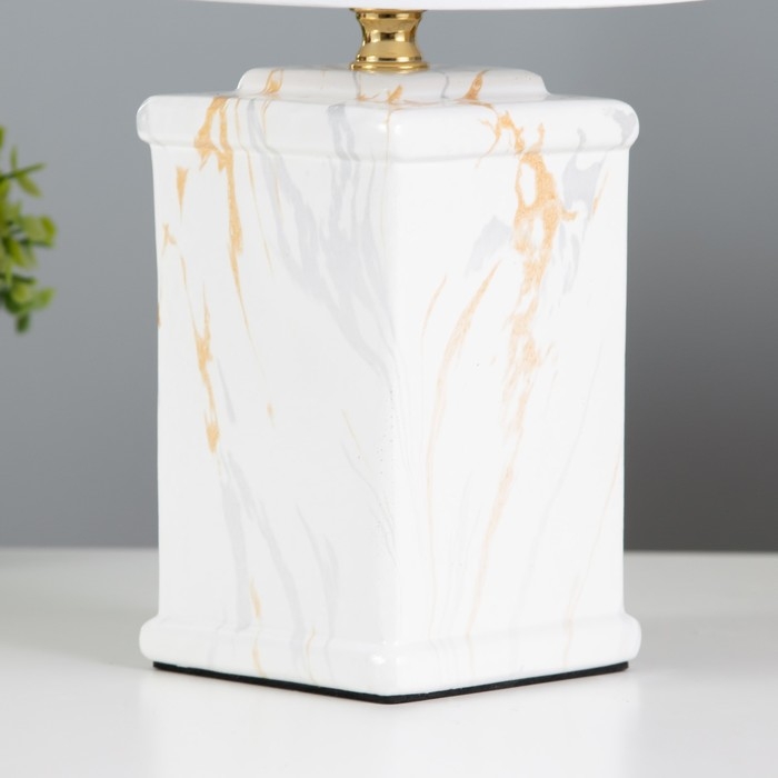 Настольная лампа Настольная лампа "Лианн" Е14 40Вт белый 18,8х17,8х30,5 см RISALUX