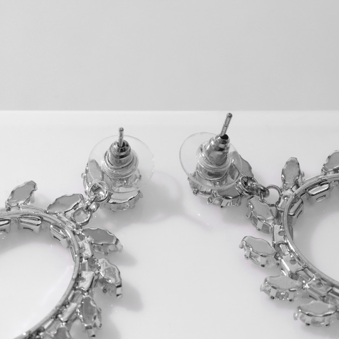 Серьги со стразами «Вспышка» овал в листьях, цвет белый в серебре Серьги со стразами «Вспышка» овал в листьях, цвет белый в серебре