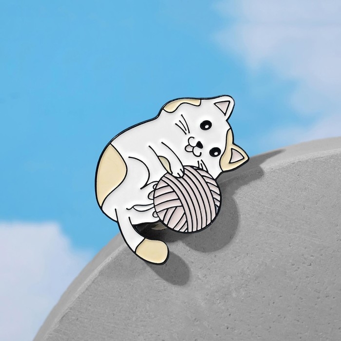 Значок «Котёнок» с клубочком, цветной в чёрном металле Значок «Котёнок» с клубочком, цветной в чёрном металле