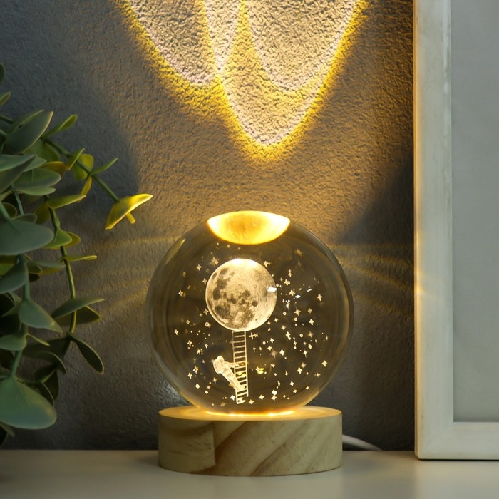 Сувенир стекло подсветка  Сувенир стекло подсветка "Дотянуться до луны" d=8 см подставка дерево, USB 8х8х9,5 см