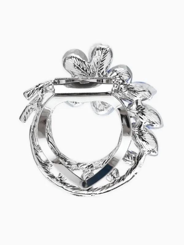 Зажим для платка &laquo;Цветок&raquo;, бело-синий в сером металле