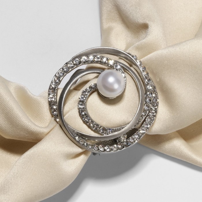 Зажим для платка «Жемчужный завиток», цвет белый в матовом серебре Зажим для платка «Жемчужный завиток», цвет белый в матовом серебре