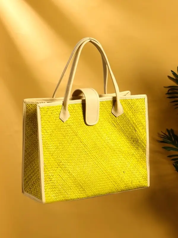 Сумка плетёная на застёжке из пандана 41х16х50 см, жёлто-белый