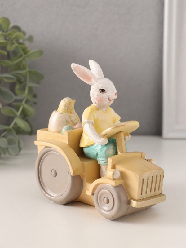 Сувенир полистоун  Сувенир полистоун "Заяц-тракторист с цыплёнком и яичками в кузове" 13х7,5х12 см
