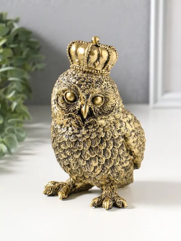 Сувенир полистоун "Золотая сова в короне" 10х10х16 см