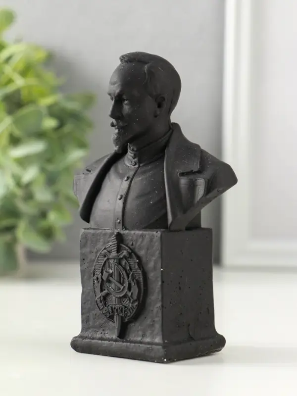 Бюст Дзержинского Ф.Э., гипс, 12&times;7.5&times;4 см, графит