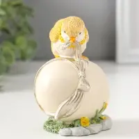 Сувенир полистоун "Цыплёнок завязывает подарочный бант на яйце" 11 см