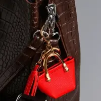 Брелок кожзам с карабином, с кистью "Сумка тоут" красная 6,5х3х7 см Брелок кожзам с карабином, с кистью "Сумка тоут" красная 6,5х3х7 см