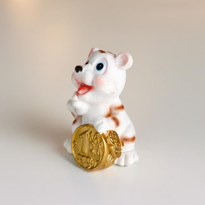 Сувенир полистоун "Тигрёнок с золотым рублём/подковой" МИКС 6,8х4,7х5,5 см