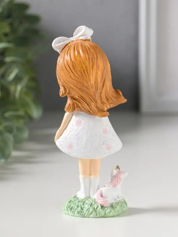 Сувенир полистоун "Малышка в платье в горох, с бантом в волосах, с единорогом" 5х3,7х13 см   1092989