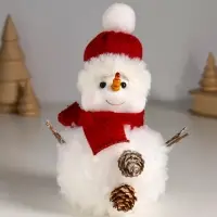 Сувенир "Снеговичок белый, в шапке с мехом и красном шарфе" 9х11х16 см Сувенир "Снеговичок белый, в шапке с мехом и красном шарфе" 9х11х16 см
