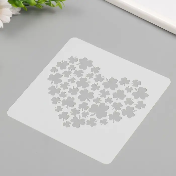 Трафарет пластик "Сердце из клевера" 15х15 см