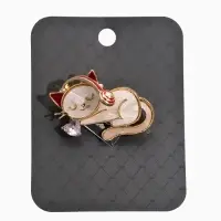 Брошь перламутровый "Котёнок" в наушниках, цвет белый в золоте