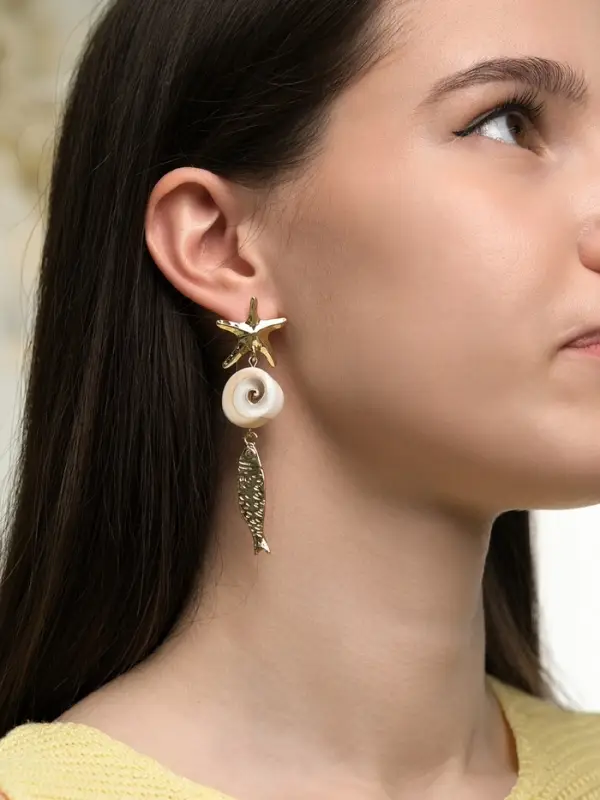 Серьги &laquo;Морской мир&raquo;, рыбки с ракушкой, белые в золоте