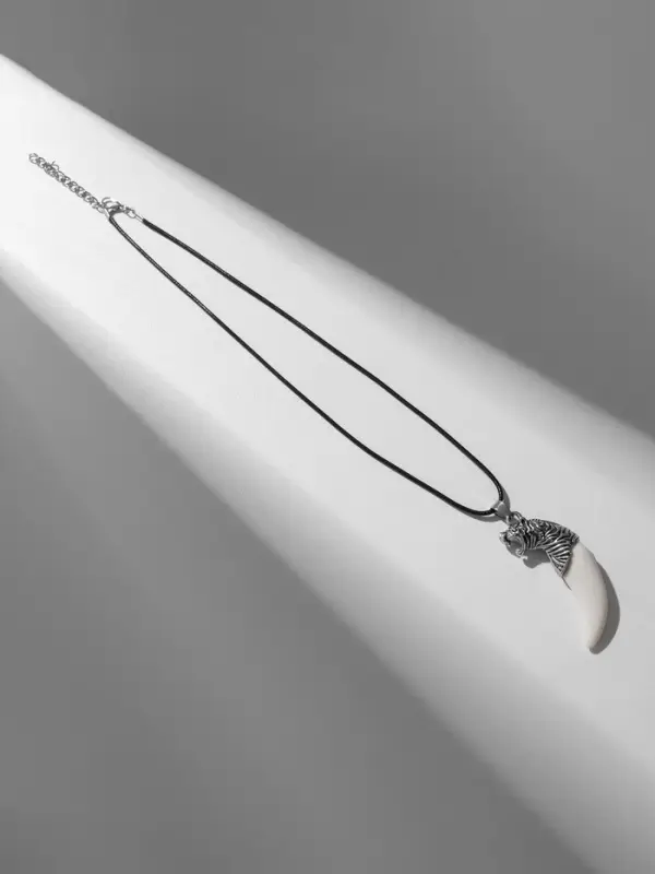 Кулон унисекс &laquo;Клык тигра&raquo;, белый в чернёном серебре на чёрном шнурке, 40 см