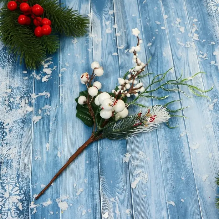 Еловая ветка декоративная «Зимнее волшебство. Грёзы», ягоды, веточки, хвоя, 23 см Еловая ветка декоративная «Зимнее волшебство. Грёзы», ягоды, веточки, хвоя, 23 см