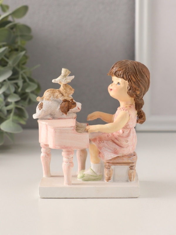 Сувенир полистоун "Малышка играет на фортепиано, зверята слушают" 9,5х5,5х10 см